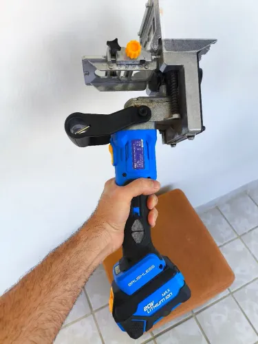 FRESADORA DE JUNÇÃO PARA CAVILHAS (STEEL FORCE) A BATERIA 20V + ESTABILIZADOR DE ENERGIA 