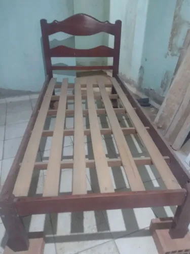 Vende se uma cama de solteiro