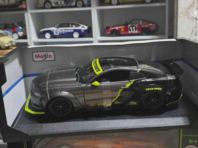 Miniatura 1:18 mustang 2015 toyo tires race raro