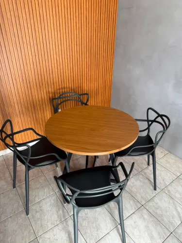 Mesa de jantar e cadeiras