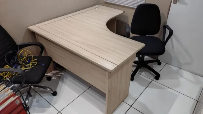 Estação de trabalho/Mesa de escritório em L com gavetas