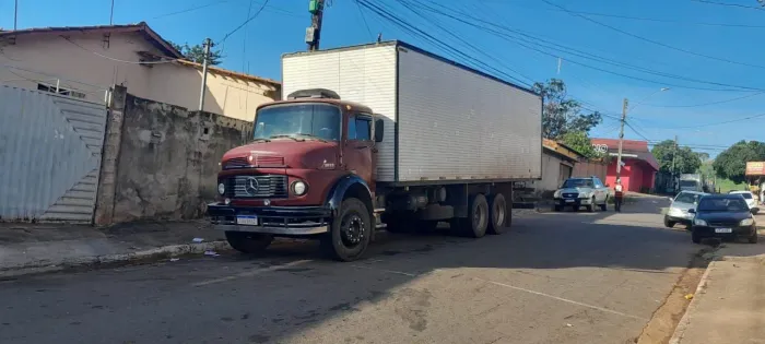 Caminhão baú mercedes 1513