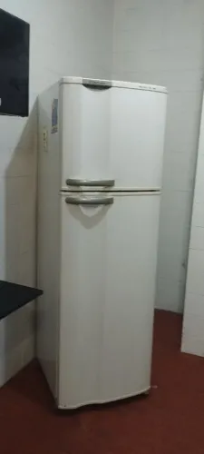 Geladeira com Freezer, parou de gelar ontem. 