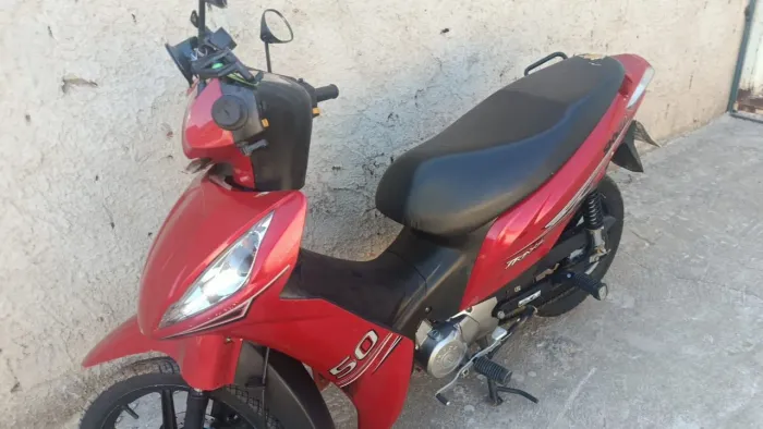 Moto 50tinha na cor vermelho tá na condição boa