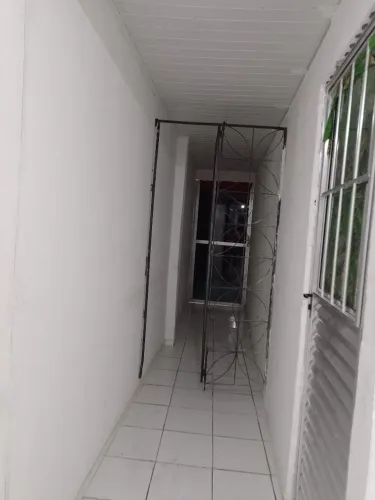 Aluga-se kitnet mobiliado no primeiro andar.