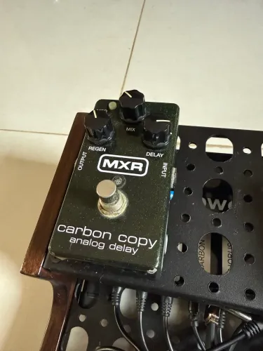Pedal MXR Carbon Copy Analog Delay - Com marcas de uso