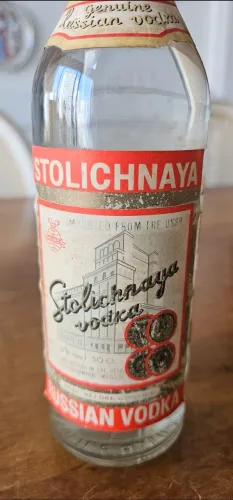 Garrafa STOLICHNAYA URSS União Sovietica ANOS 80 a mesma da série