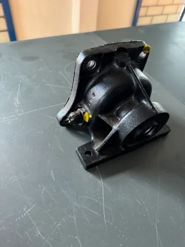 Tampa traseira cambio F1000