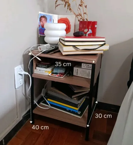 Mesa de cabeceira com prateleiras estilo industrial