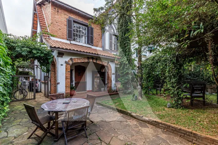 Casa para locação no Jardim Paulista com jardim, 3 dormitórios e 2 vagas