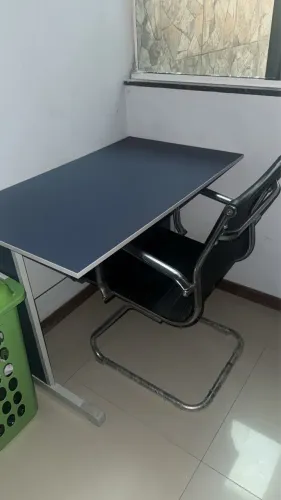 Conjunto mesa e cadeira de escritório 
