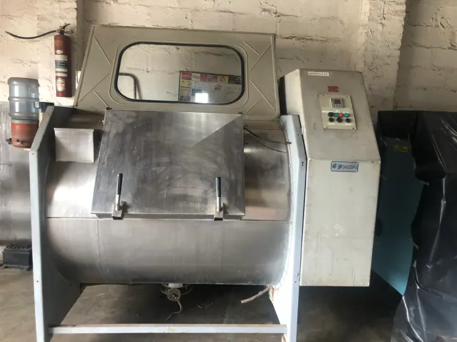 Lavadora industrial capacidade 100kg marca Suzuki