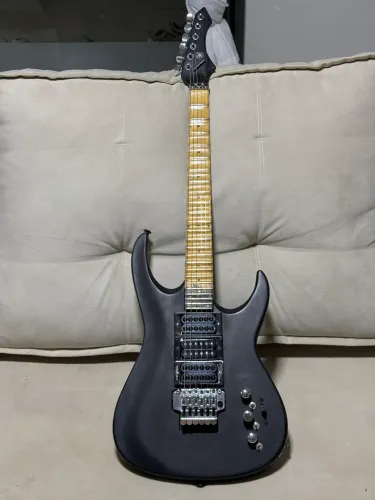Guitarra escalopada de Luthier