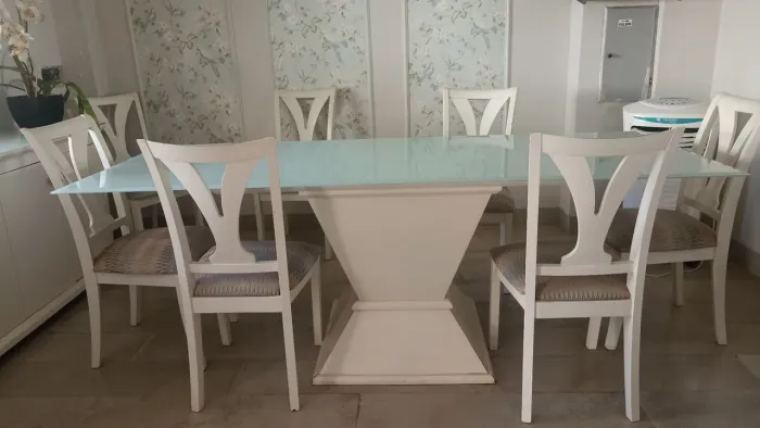 mesa em madeira com suporte embaixo e vidro