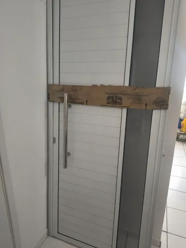 Porta branca com vidro lateral