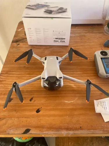 Drone DJI Mini 3 com display no controle