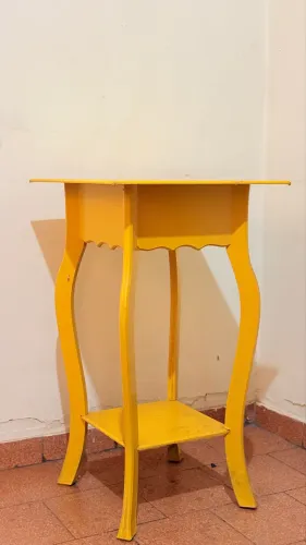 Mesa de Canto / Apoio Amarela