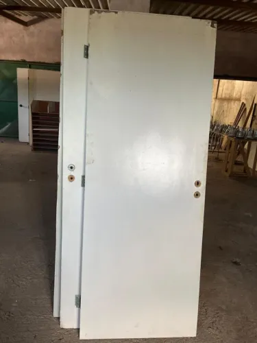 Conjunto de 75 portas e divisórias hospitalares