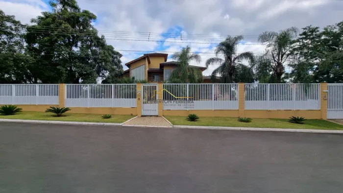 Linda Chácara Recanto das Flores com 5 Suítes, sendo 1 com Closet, Piscina