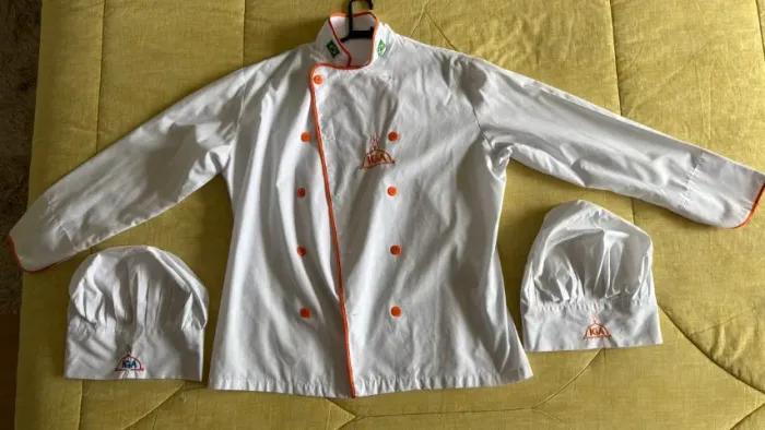 Uniforme Oficial IGA Feminino sendo um Jaleco e dois Gorros