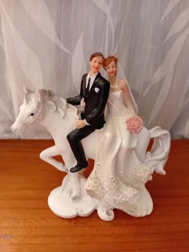 Topo de Bolo Casamento Noivos a Cavalo Branco - Novo