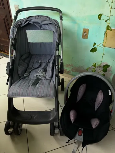 carrinho de bebê e bebê conforto