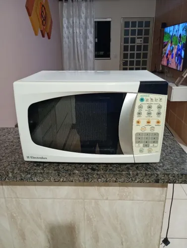 Vendo microondas Electrolux de 26 LTS ótimo.