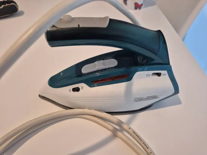 Ferro de passar bivolt viagen