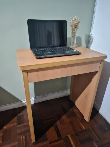 Escrivaninha pequena com gaveta