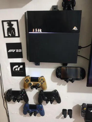 PS4 de 1T com 4 controles + suporte de parede.