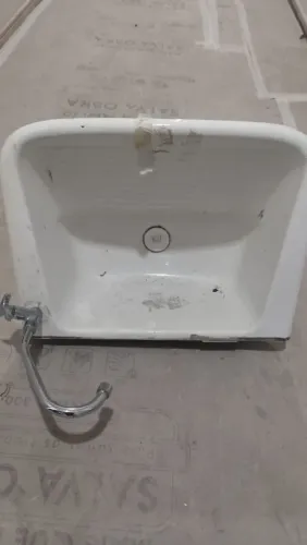 Tanque de louça novo com torneira. 