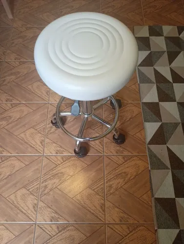 Banqueta giratória com rodinhas