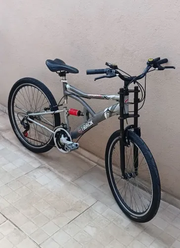 Bicicleta aro 26 com 21 marchas com suspensão nada para consertar 