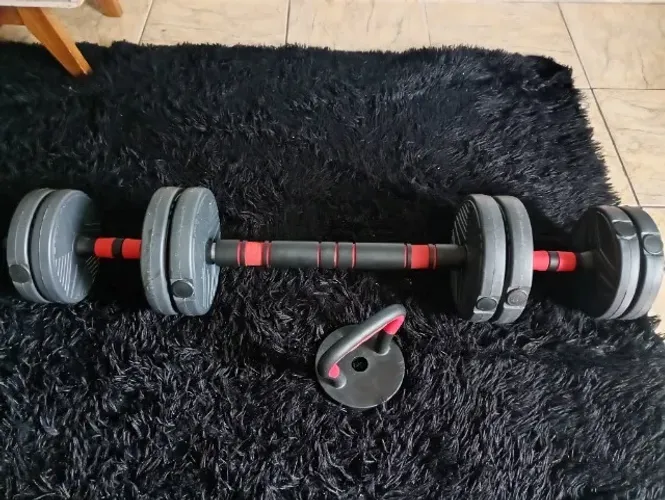 Barra de musculação desmontável. 12 kg barra fixa e alteres. E agachamento.