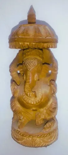 Escultura representando deus Ganesha madeira entalhada á mão de origem indiana