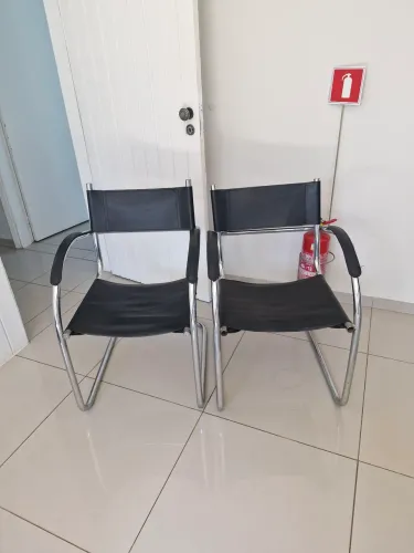 Vendo 2 cadeiras de escritório ou recepção.