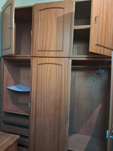 Armário dúplex, cama de solteiro e estante
