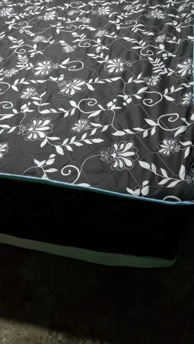Vende-se cama box de casal com colchão acoplado nela com 10 cm de altura de espuma nova