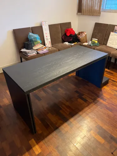 Mesa preta de madeira