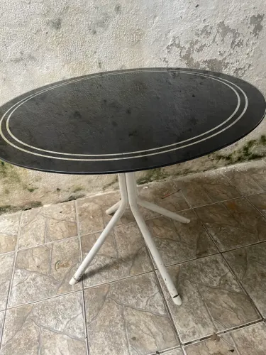 Mesa Redonda de Centro/Jantar Preta com Pé Metálico - Sem Cadeiras?