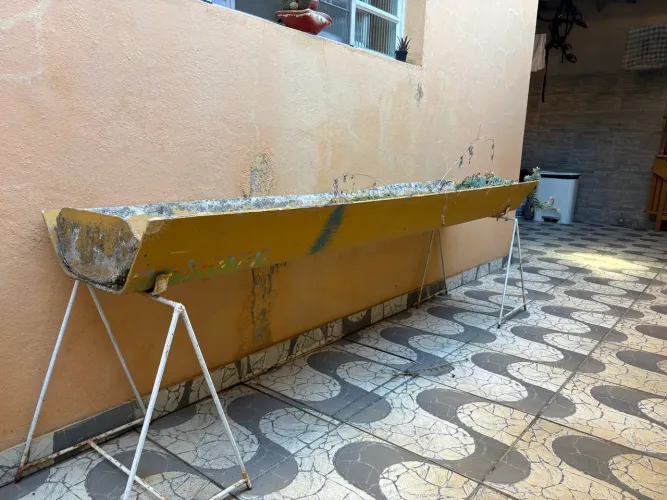 Vendo vazo de telha canaleta com suporte