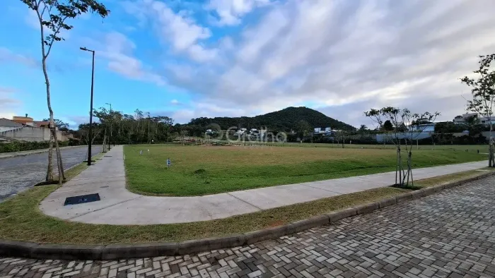 Terreno com 363 m² no bairro Campeche, Florianópolis SC