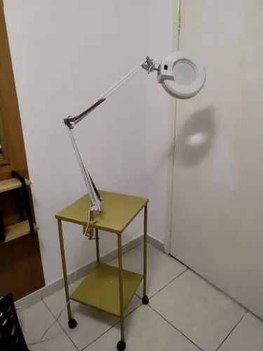 Vende-se lupa acoplada à carrinho auxiliar. Ideal na realização de pricedimentos estéticos