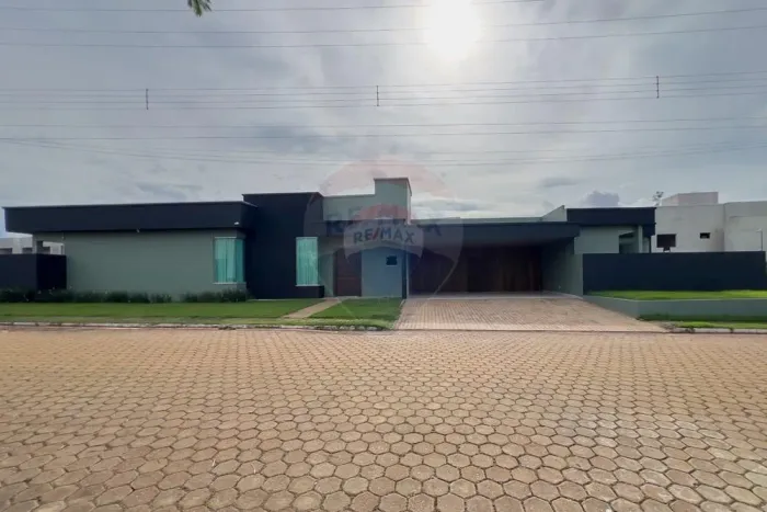 Mansão de Alto Padrão com 4 Quartos e Energia Solar no Condomínio Jequitibá