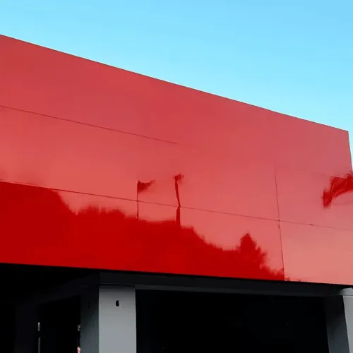 4 folhas inteiras (1220x5000 mm) de ACM 3 mm cor vermelho fosco