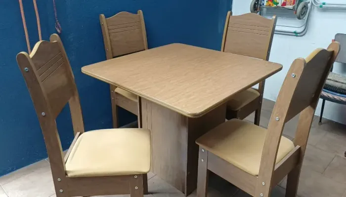 Mesa de jantar com quatro cadeiras de madeira