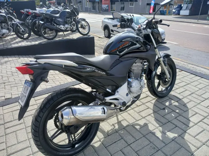 Cb 300 2011 aceito trocas passo no cartão até 24x 