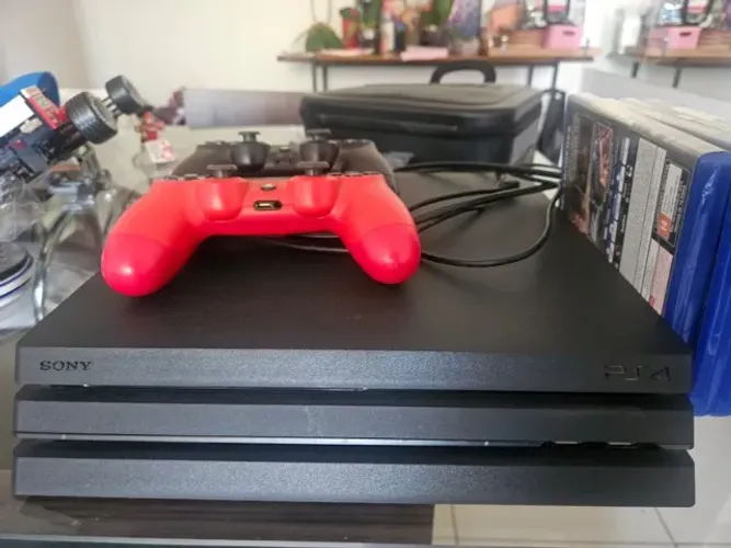 Vendo PlayStation 4 Pro (PS4 Pro) de 1TB, em excelente estado de conservação