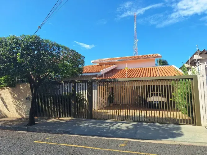 Casa para venda com piscina, 04 quartos, closet e 09 vagas de garagem na Vila Maria.
