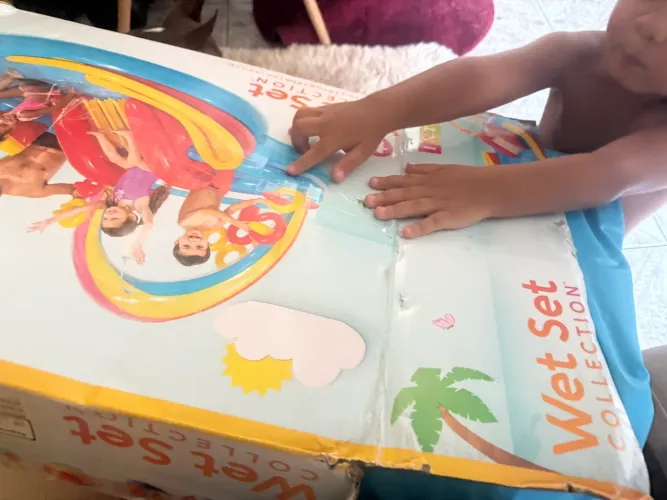 Vendo Piscina Infantil com Escorregador - Pouco Uso